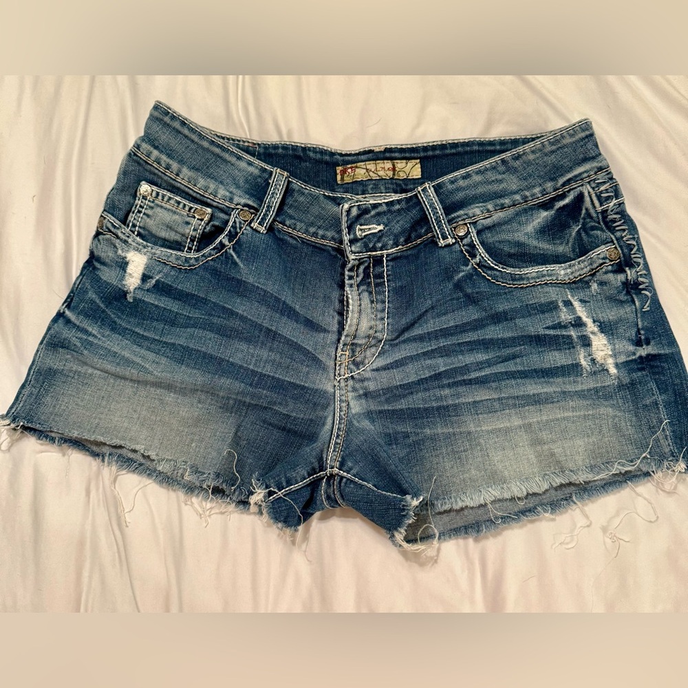 Buckle culture short